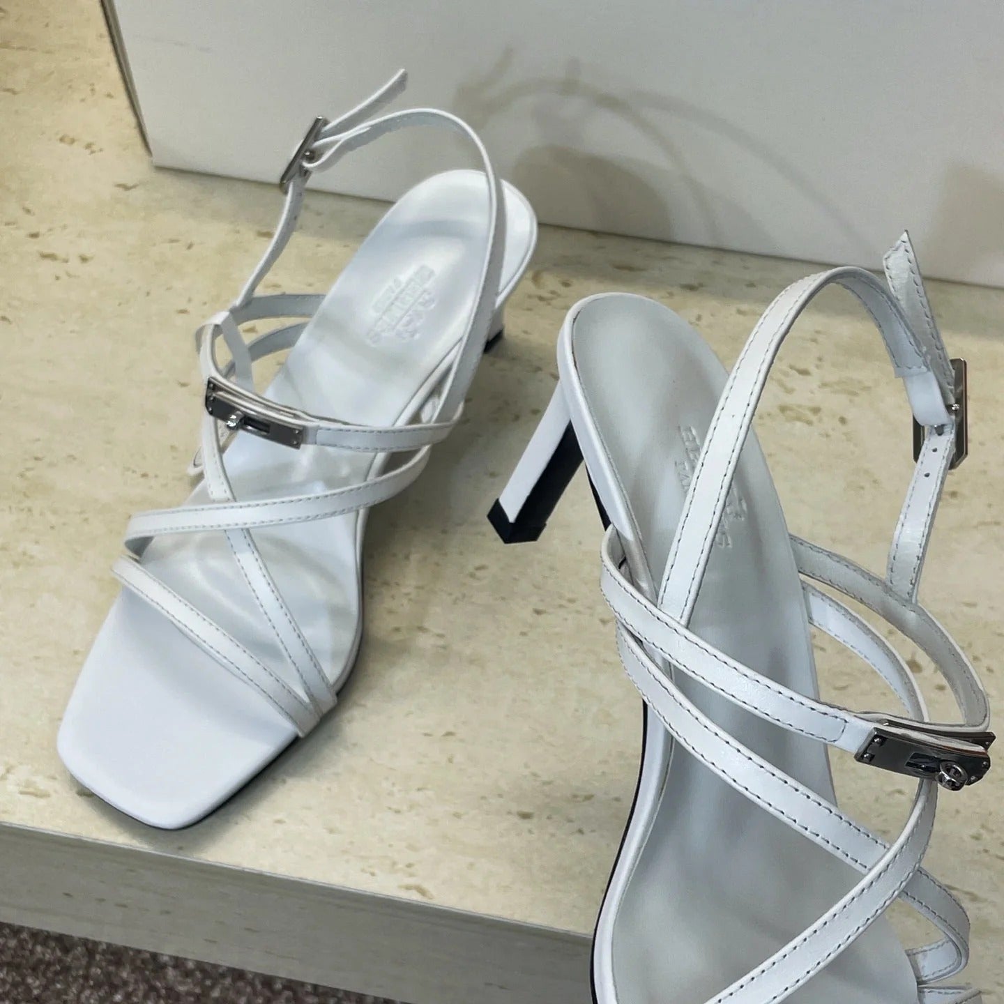 HM 26ss Kelly Sliver Buckle Sandals 65 White Calfskin 607168