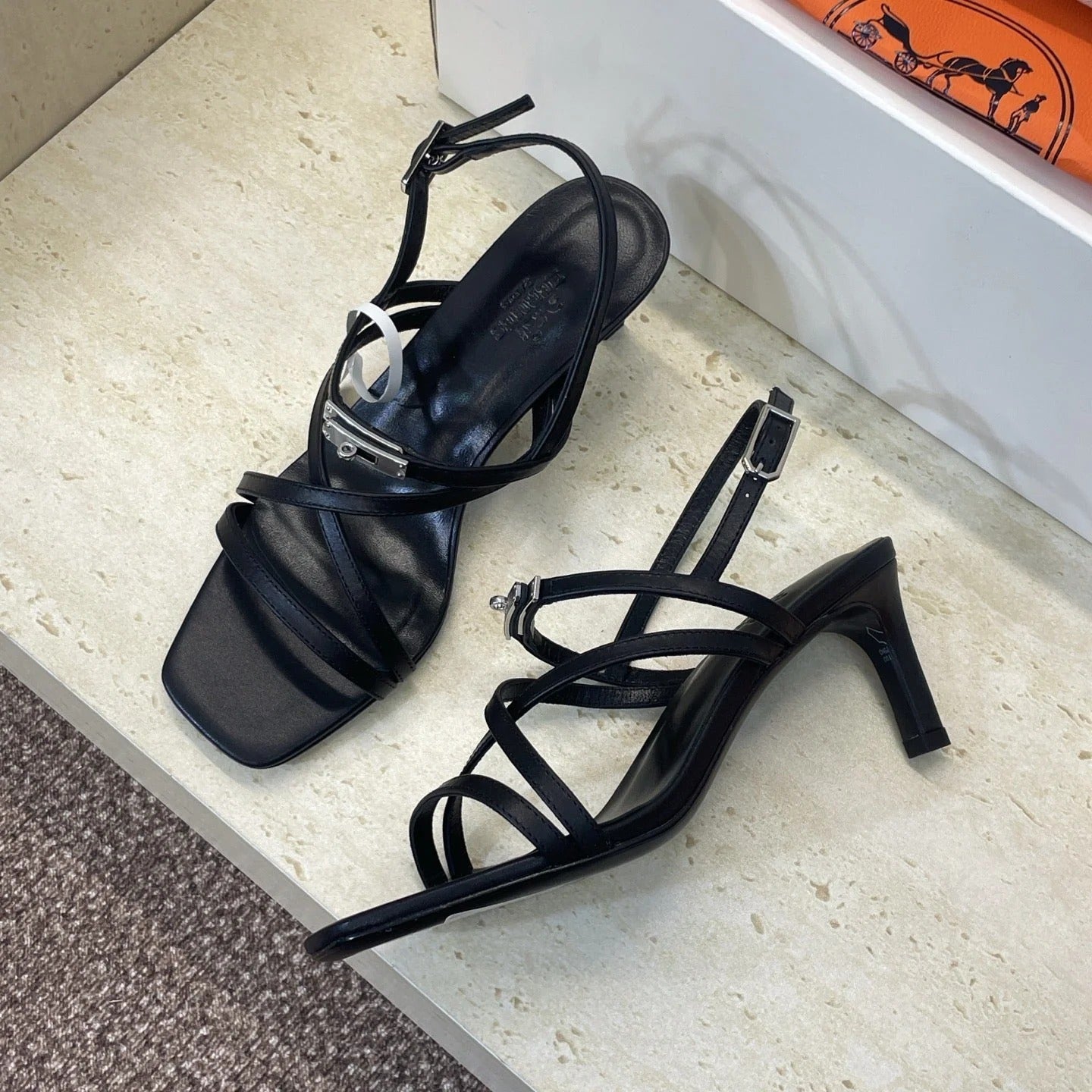 HM 26ss Kelly Sliver Buckle Sandals 65 Black Calfskin 607171