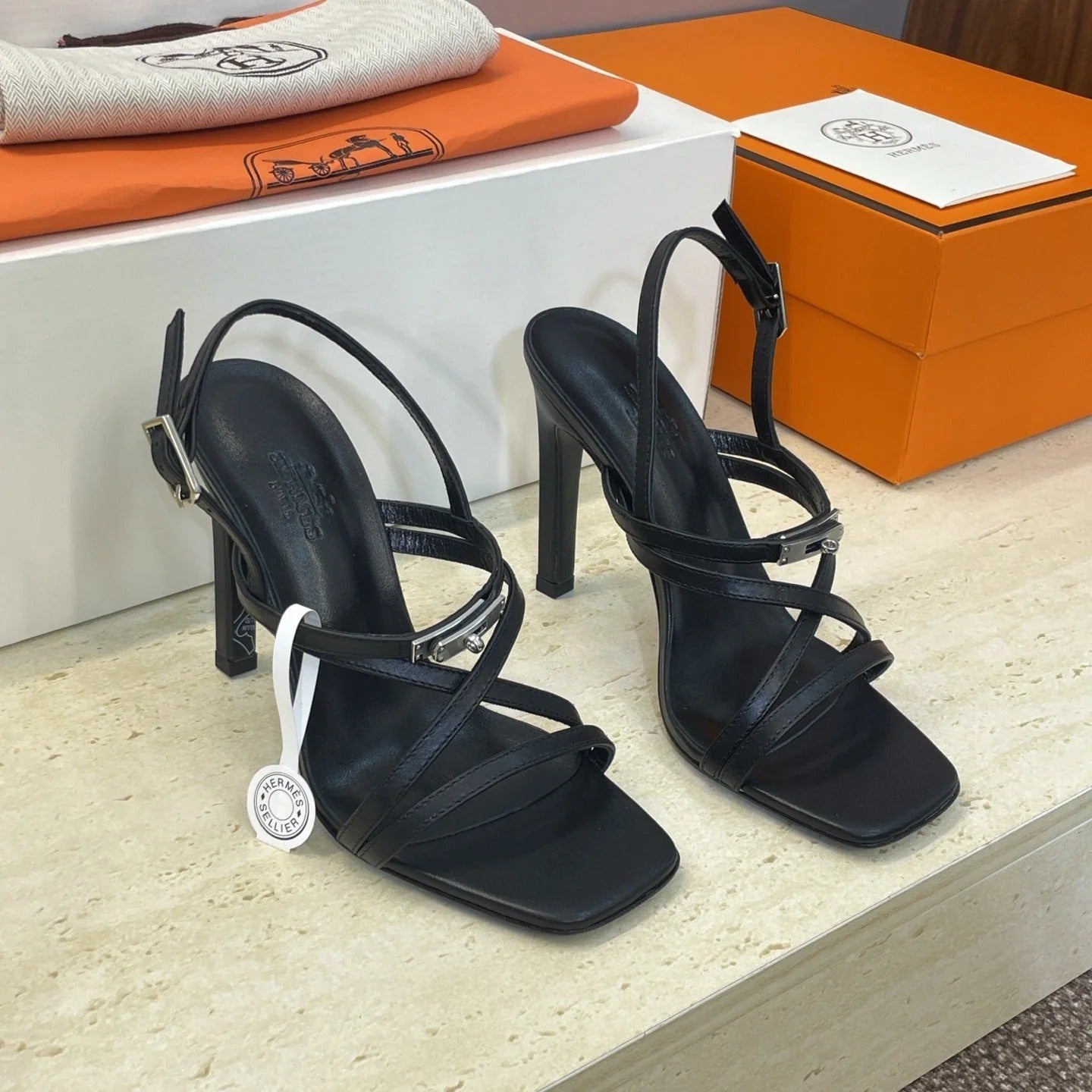 HM 26ss Kelly Sliver Buckle Sandals 95 Black Calfskin 607172