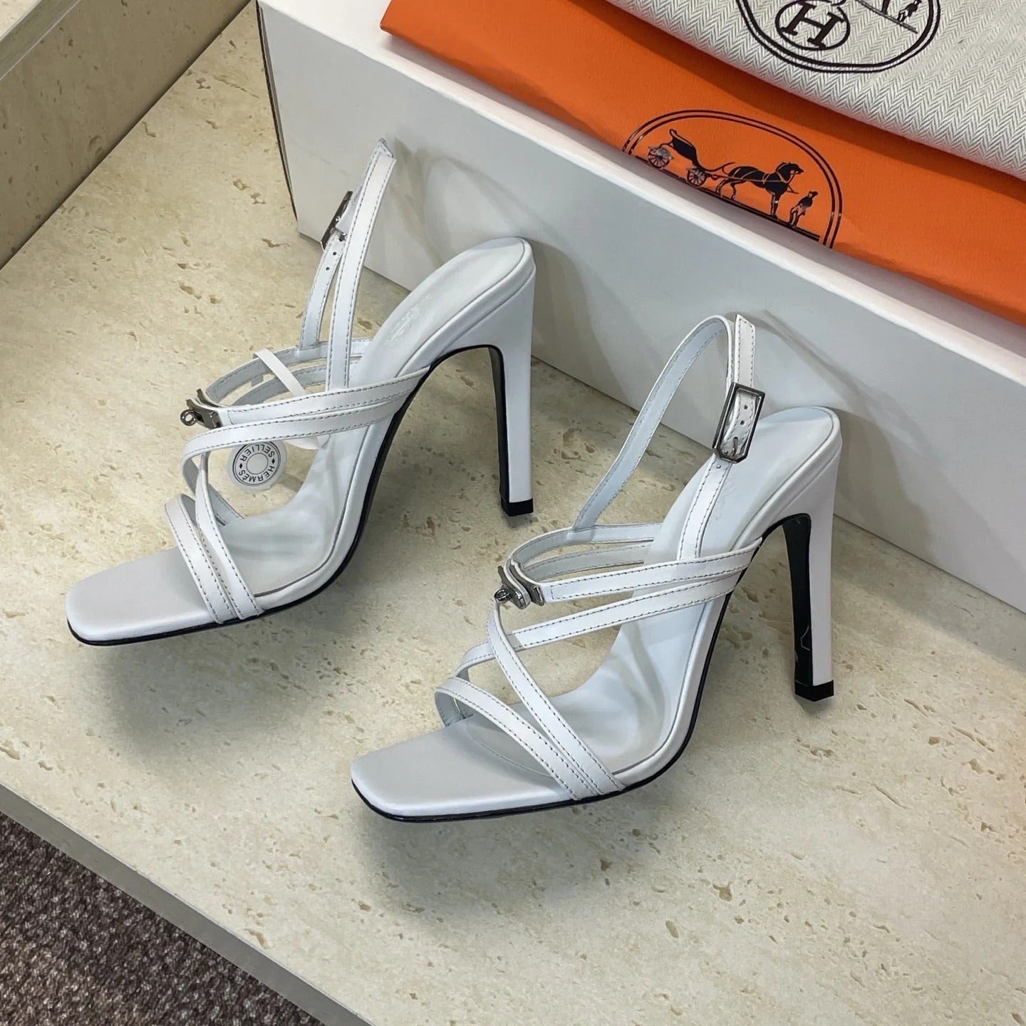 HM 26ss Kelly Sliver Buckle Sandals 95 White Calfskin 607169