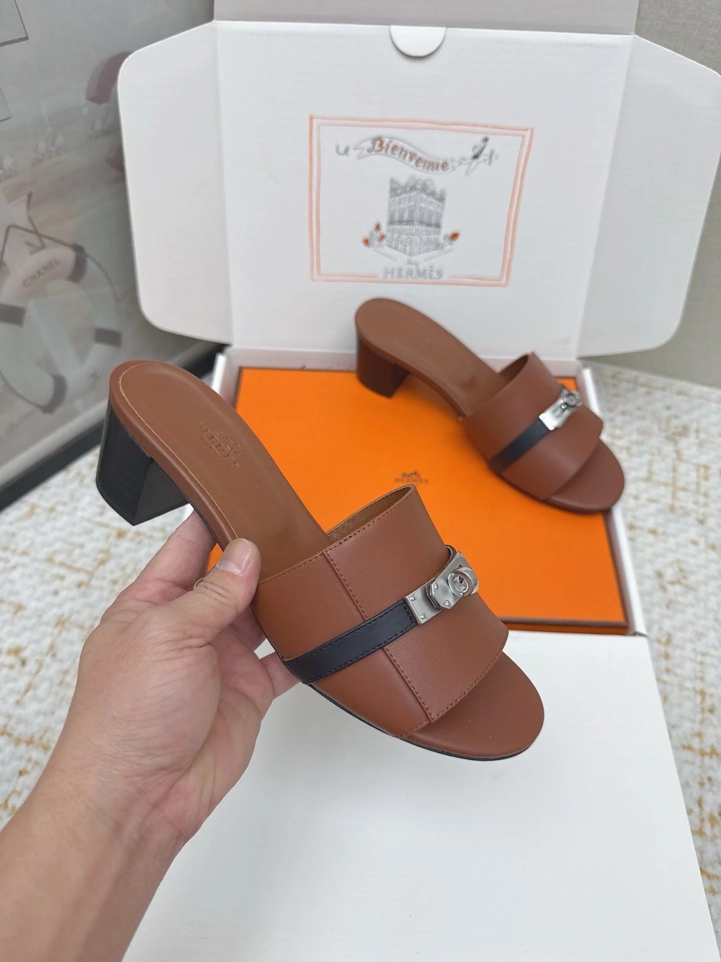 HM 26ss Oasis Sandals 50 Brown Black Sheepskin Sliver Buckle 625173