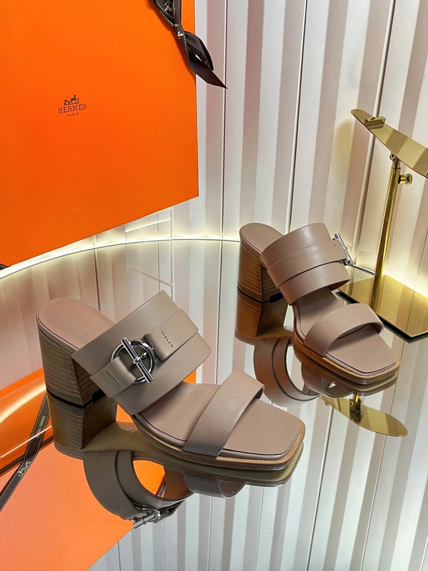 HM 26ss Kelly Buckle High-Heeled Sandals Beige Calfskin 641964