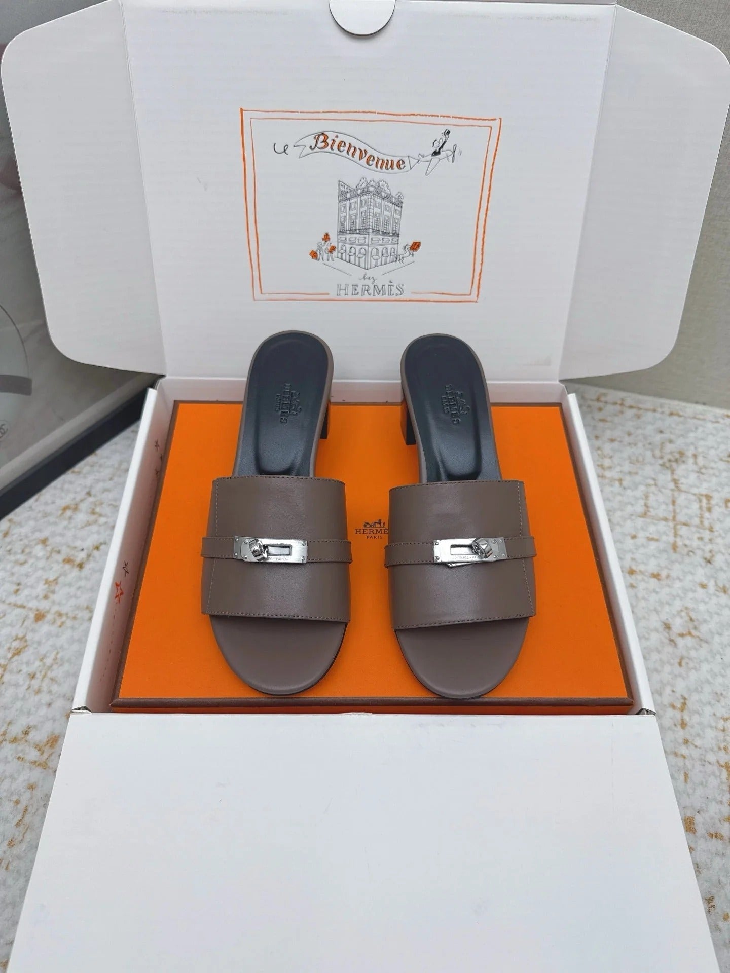 HM 26ss Oasis Sandals 50 Dark Taupe Sheepskin Sliver Buckle 625168