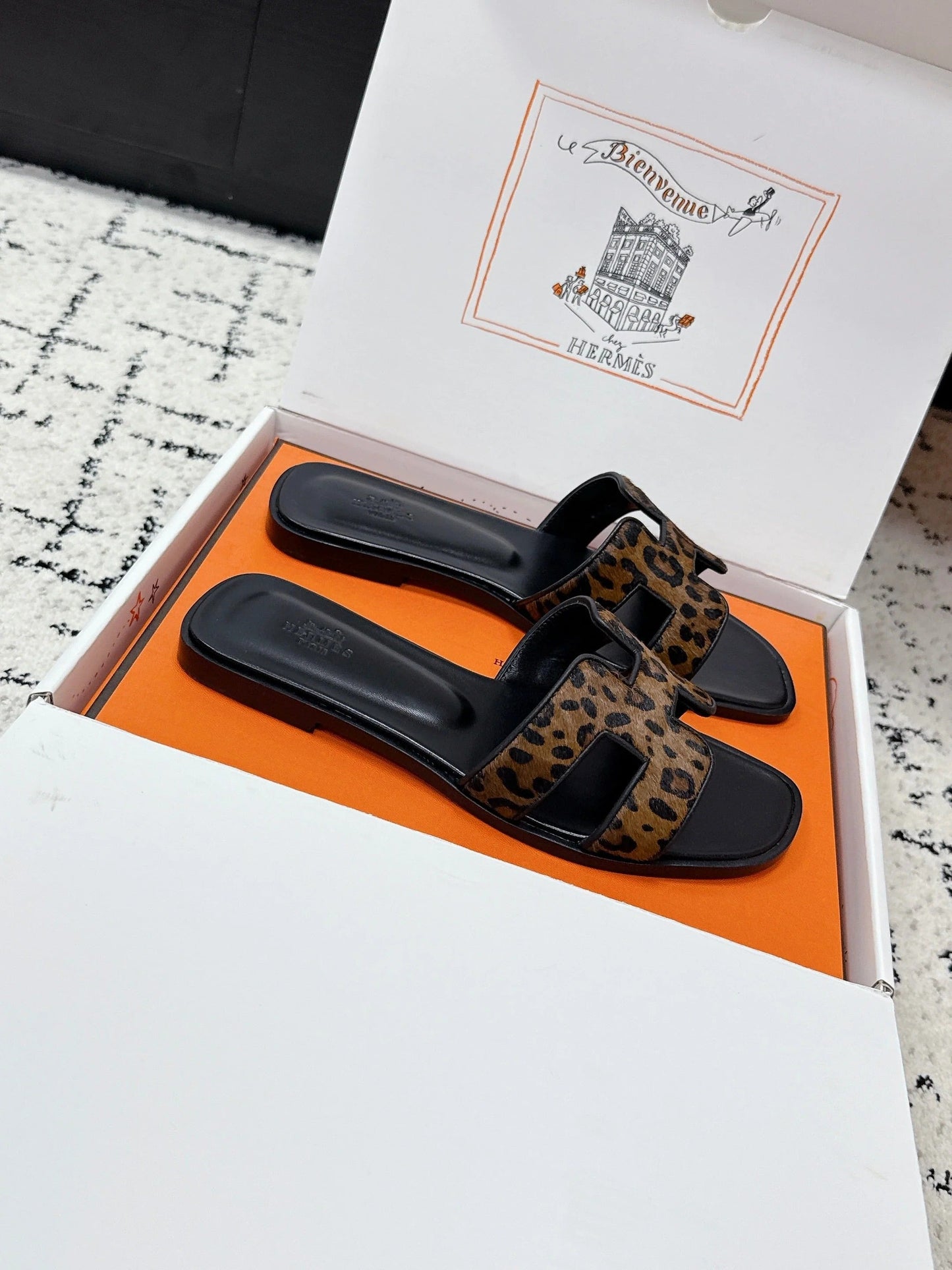 HM 26ss Oran Sandals Brown Black Sheepskin 617219