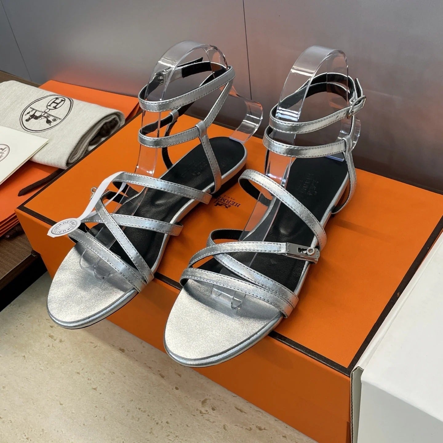HM 26ss Kelly Sliver Buckle Sandals Sliver Calfskin 607163