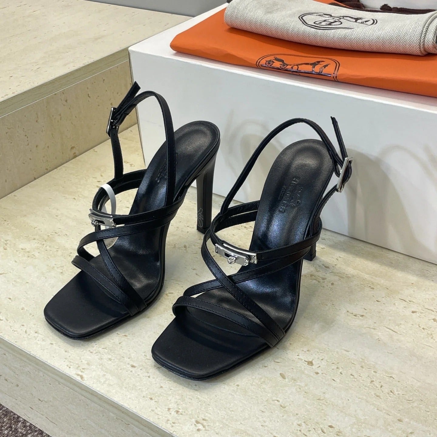 HM 26ss Kelly Sliver Buckle Sandals 95 Black Calfskin 607172