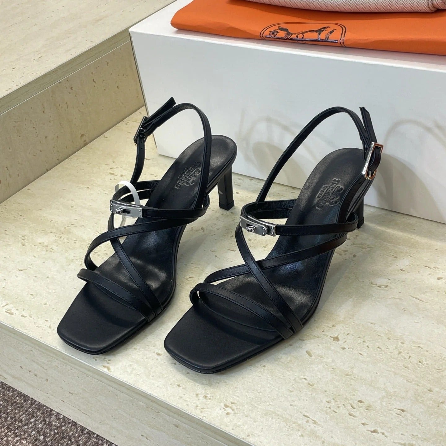 HM 26ss Kelly Sliver Buckle Sandals 65 Black Calfskin 607171