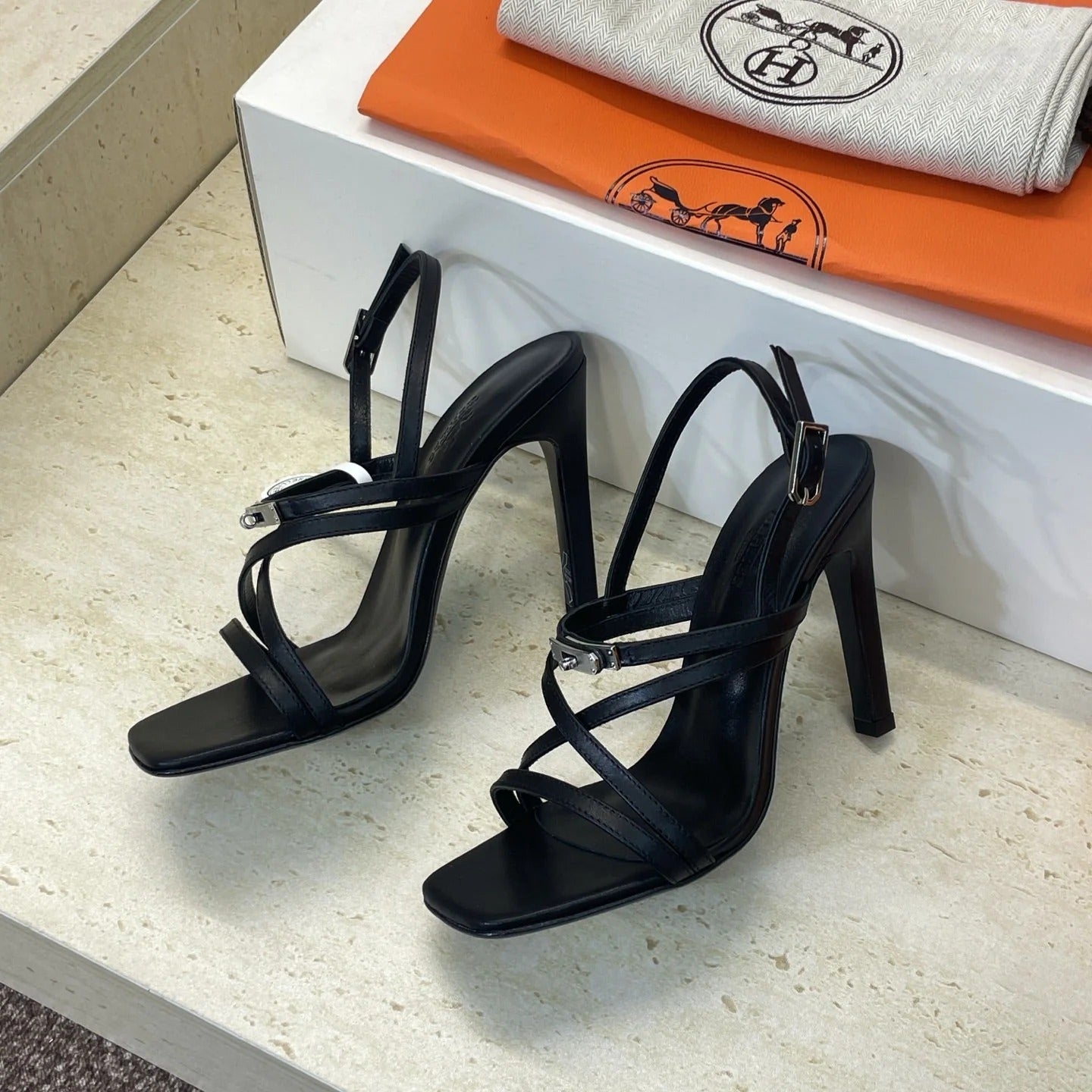 HM 26ss Kelly Sliver Buckle Sandals 95 Black Calfskin 607172
