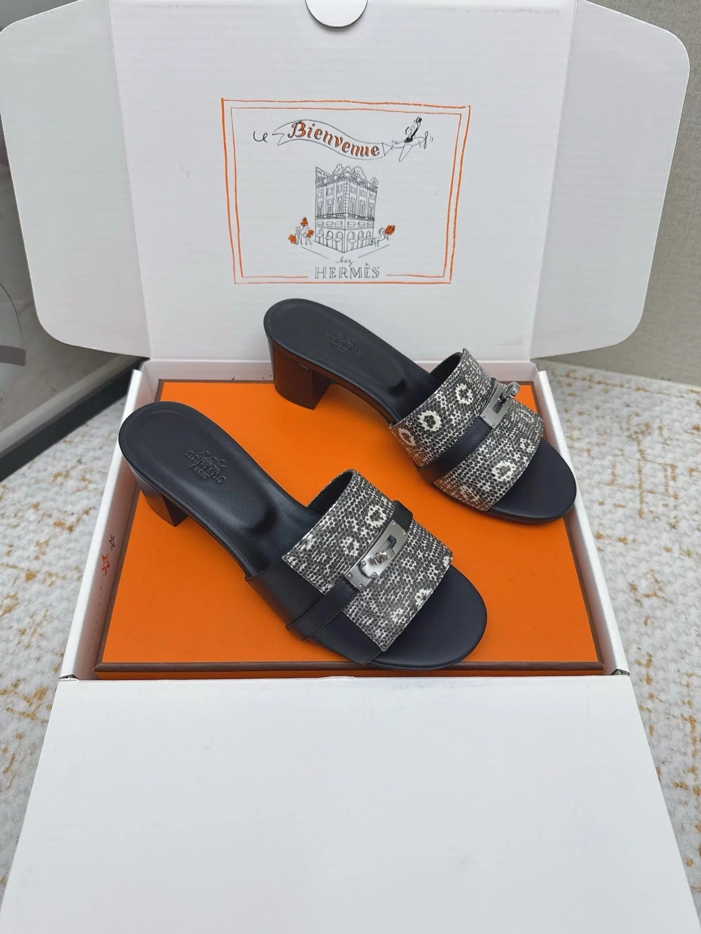 HM 26ss Oasis Sandals 50 Gray White Black Cowhide Sliver Buckle 625157