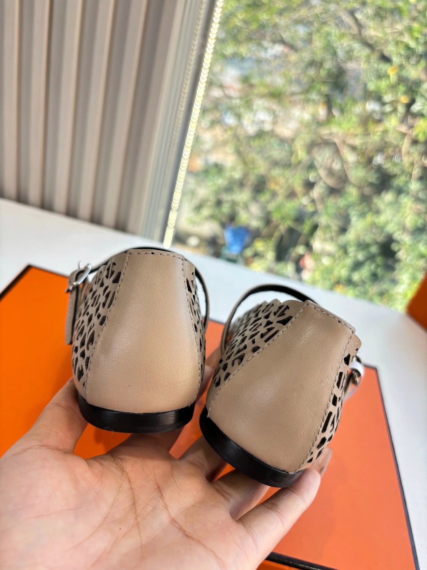 HM 26ss Pig-Nose Ballet Flat Beige Black Cowhide 603929