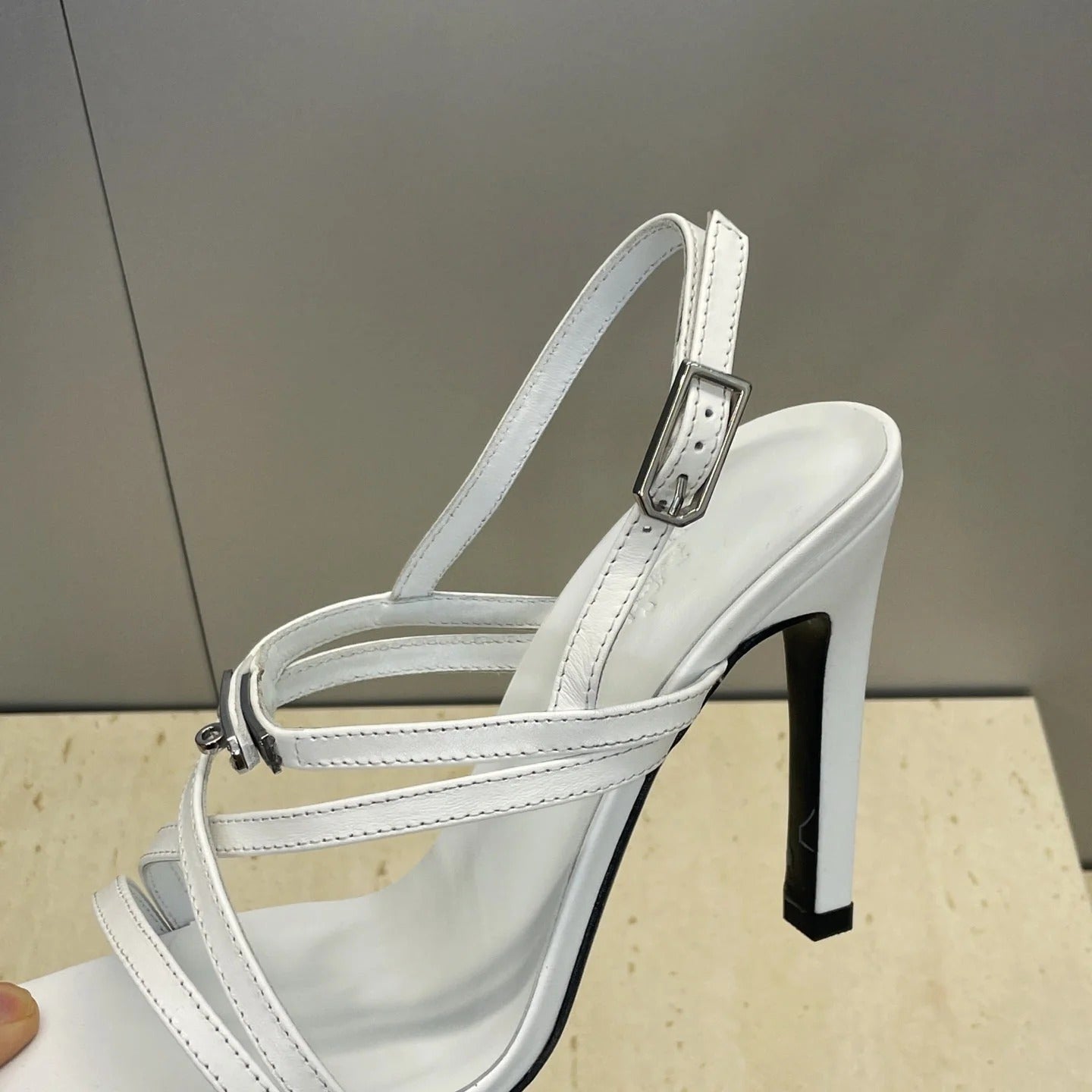 HM 26ss Kelly Sliver Buckle Sandals 95 White Calfskin 607169