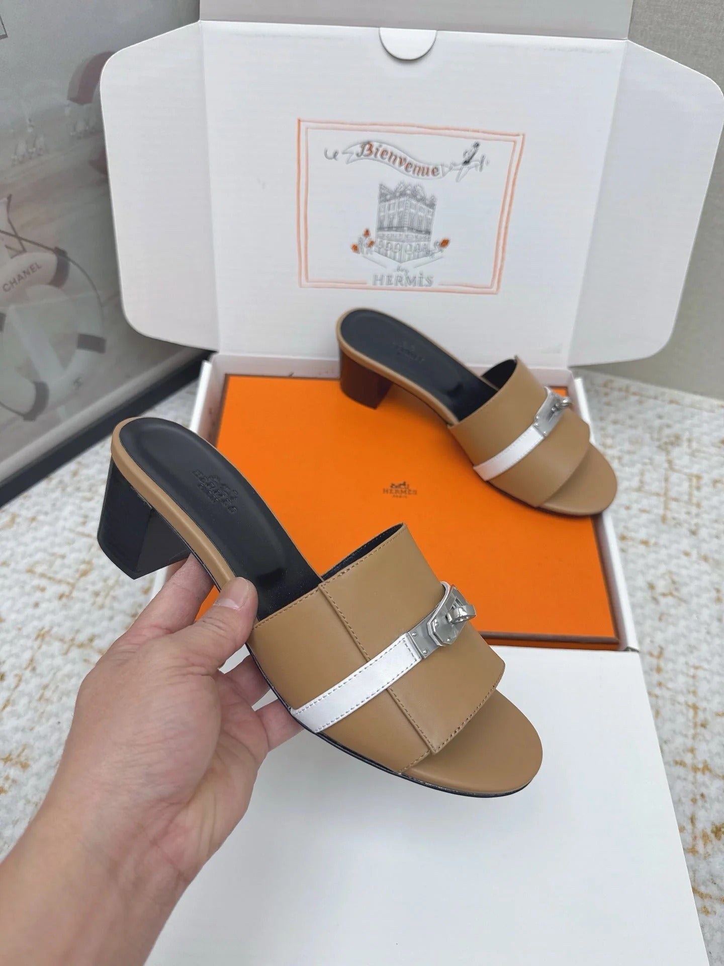 HM 26ss Oasis Sandals 50 Beige Camel Sheepskin Sliver Buckle 625174