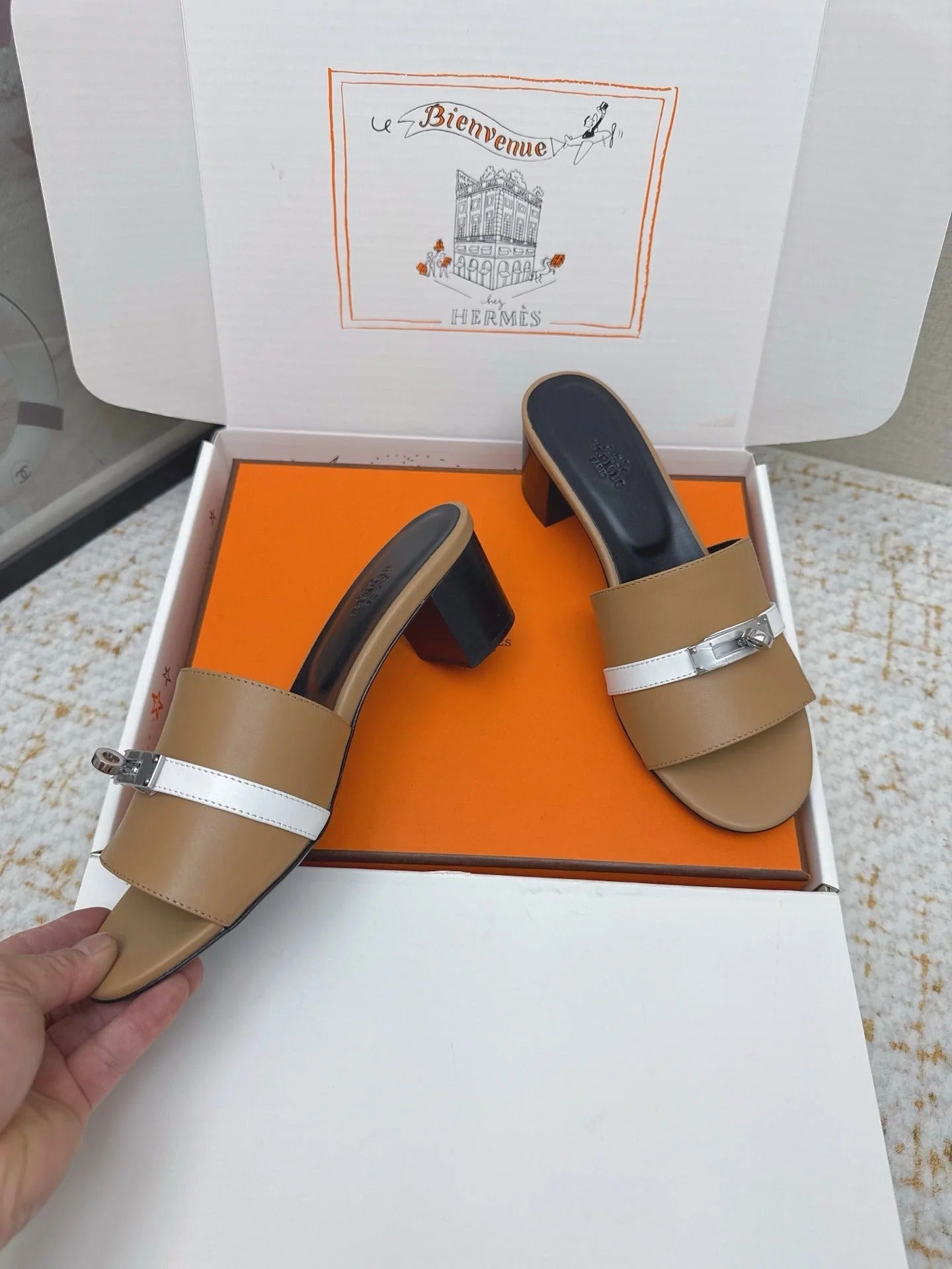 HM 26ss Oasis Sandals 50 Beige Camel Sheepskin Sliver Buckle 625174
