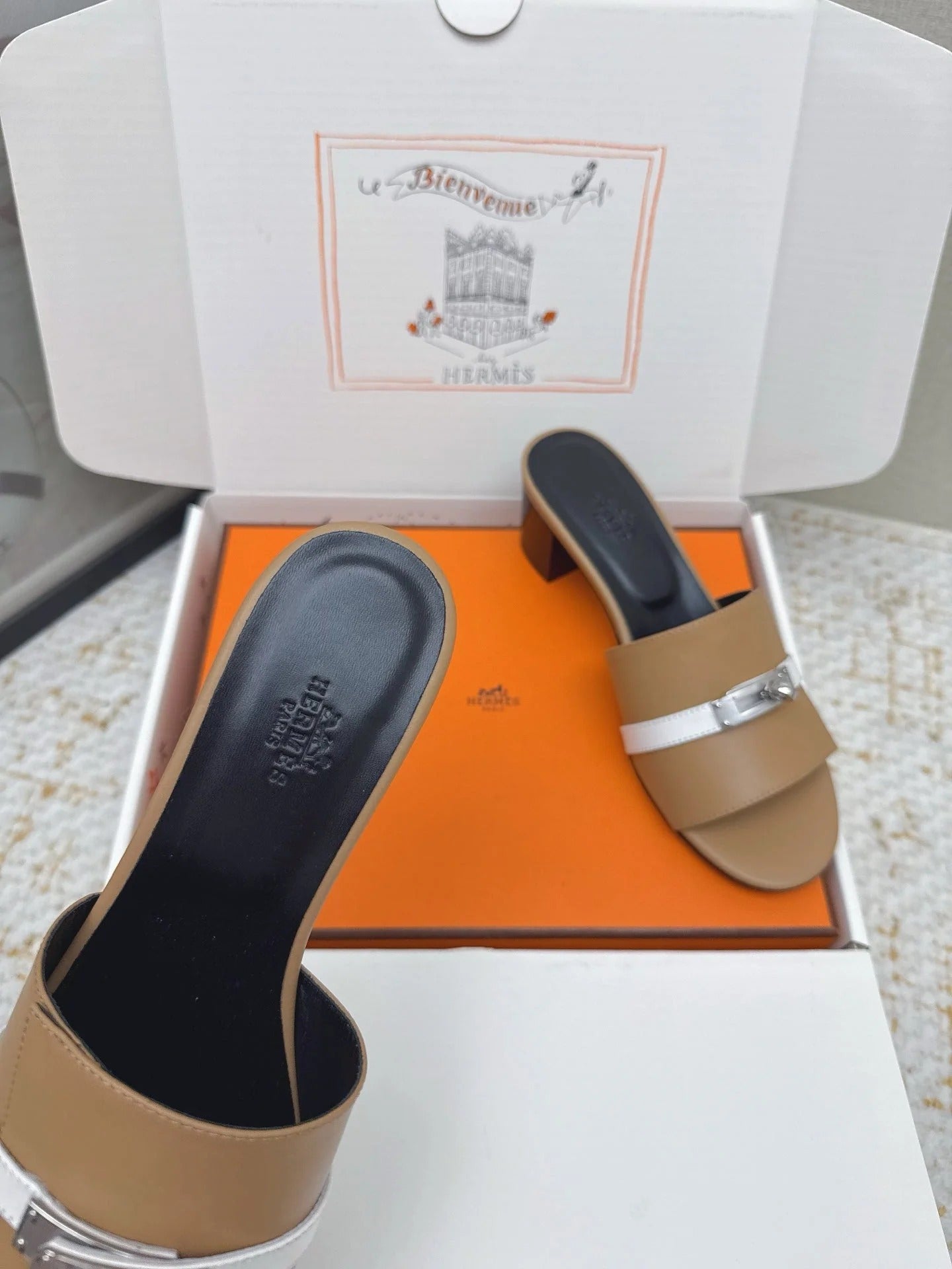 HM 26ss Oasis Sandals 50 Beige Camel Sheepskin Sliver Buckle 625174