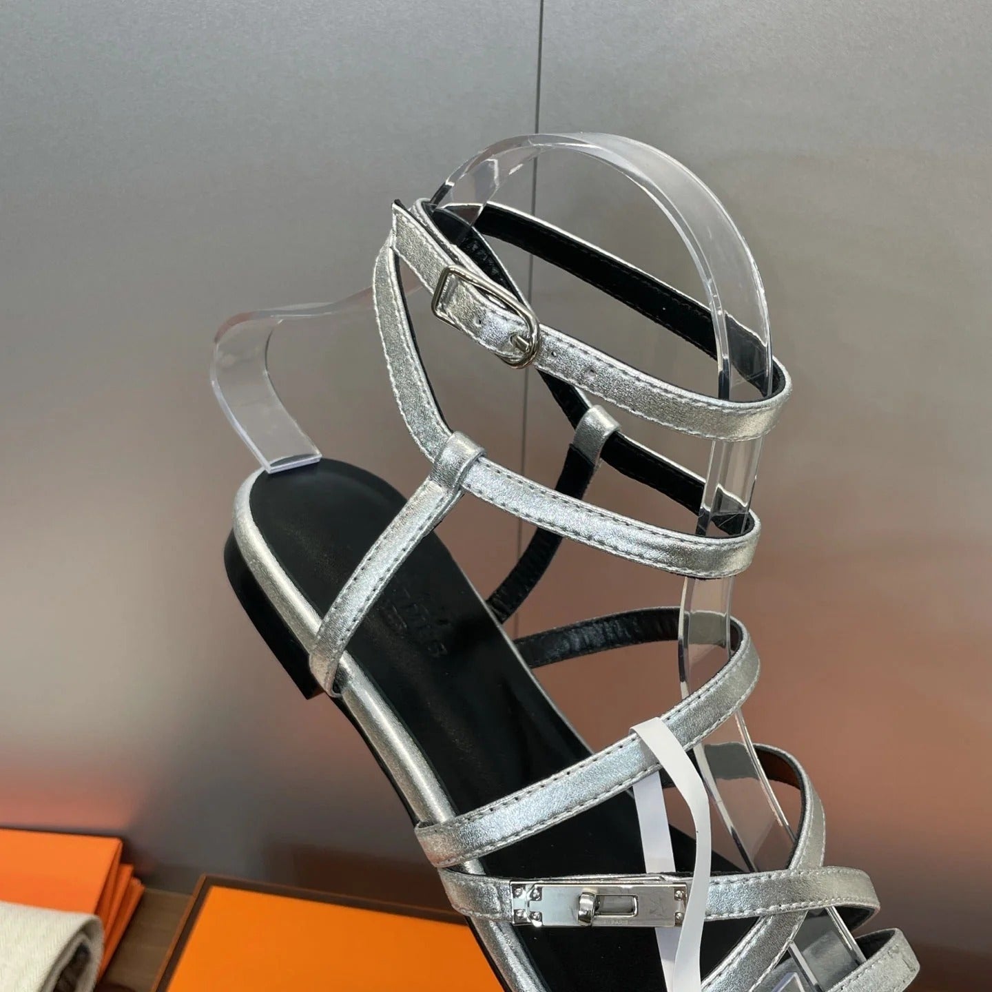 HM 26ss Kelly Sliver Buckle Sandals Sliver Calfskin 607163