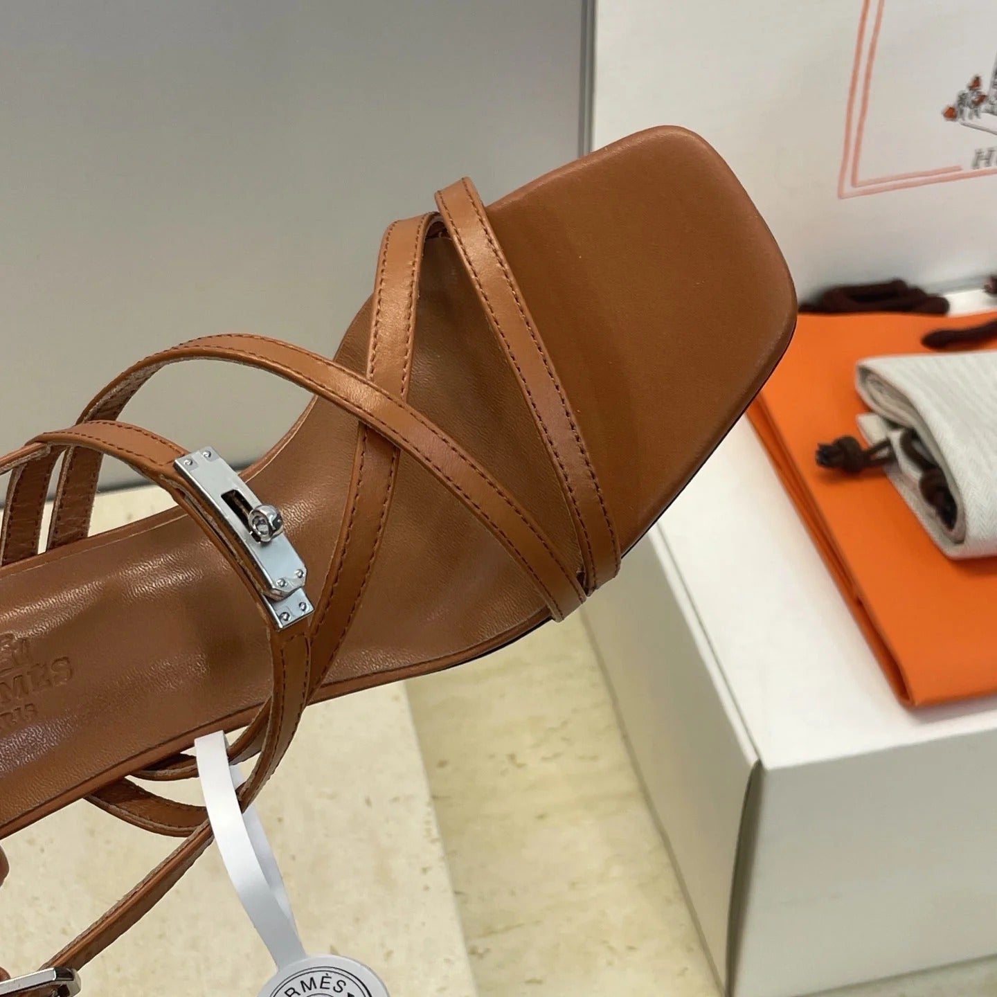 HM 26ss Kelly Sliver Buckle Sandals 65 Brown Calfskin 607165
