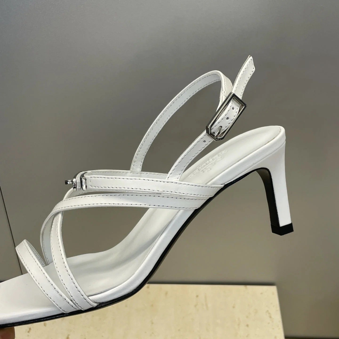 HM 26ss Kelly Sliver Buckle Sandals 65 White Calfskin 607168