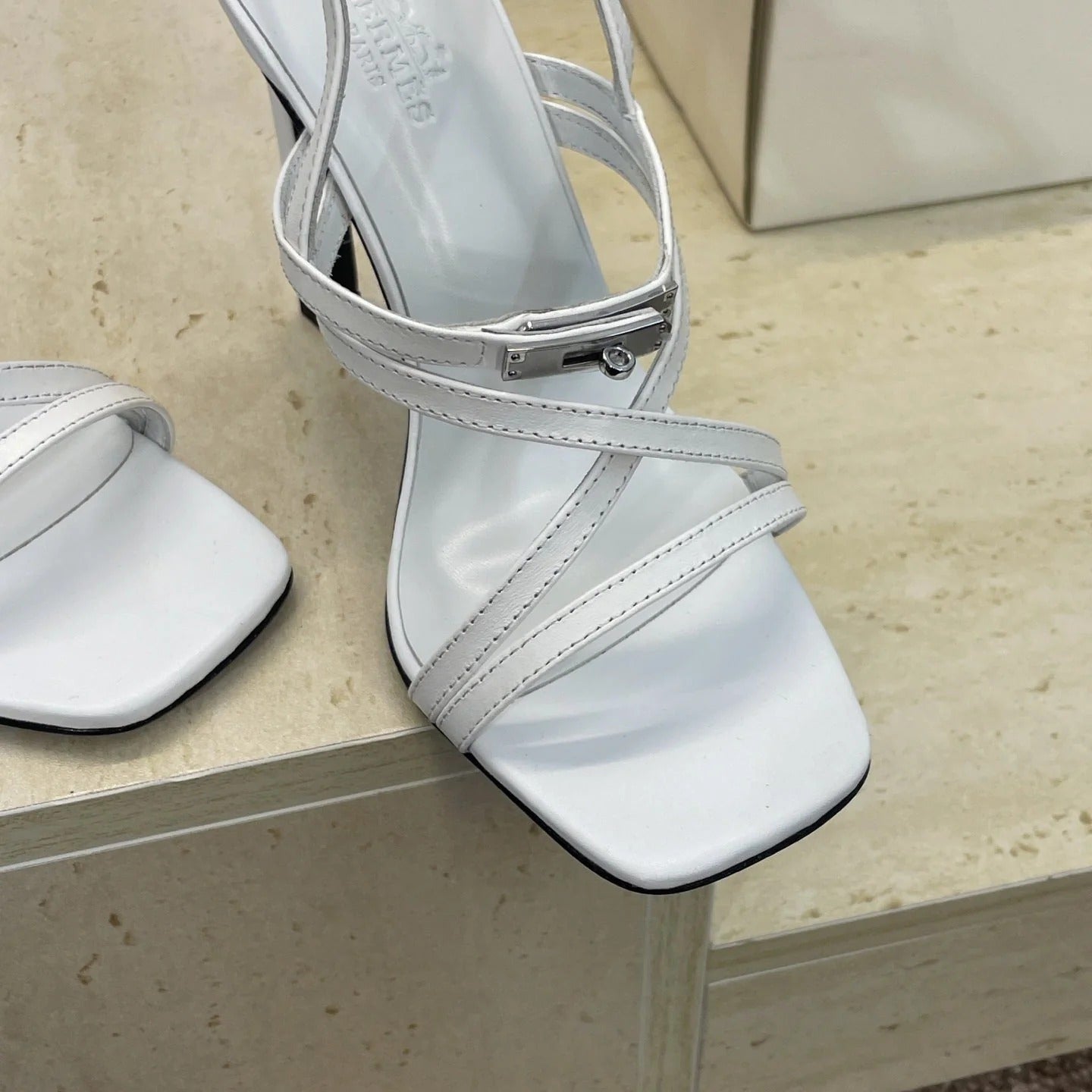 HM 26ss Kelly Sliver Buckle Sandals 95 White Calfskin 607169