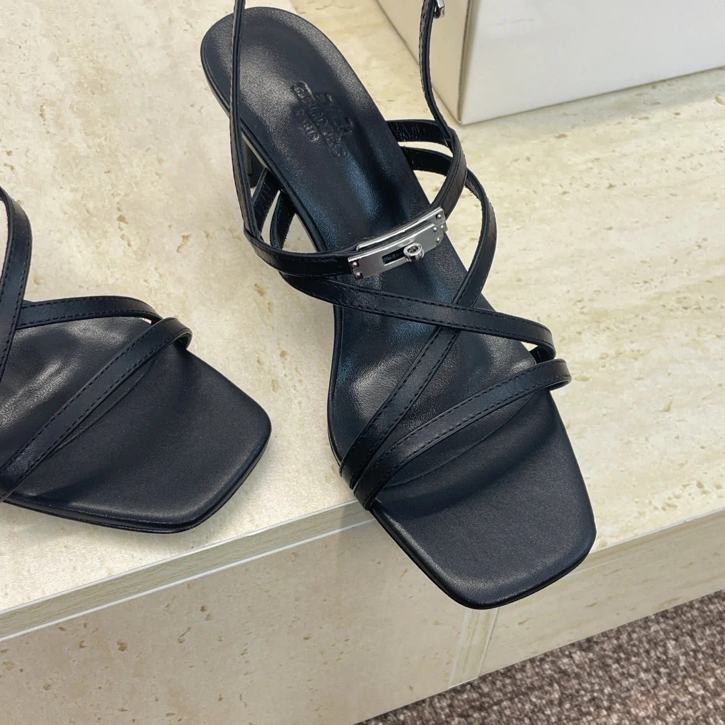 HM 26ss Kelly Sliver Buckle Sandals 65 Black Calfskin 607171