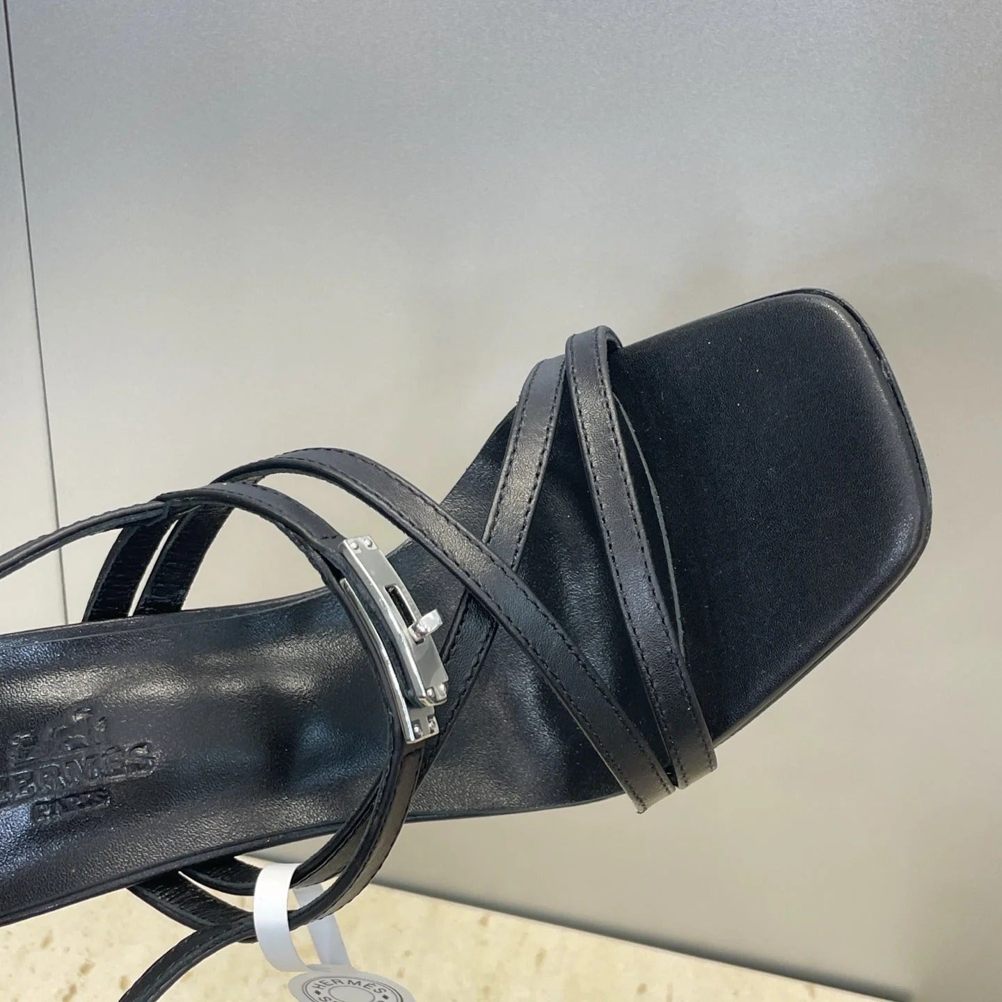 HM 26ss Kelly Sliver Buckle Sandals 95 Black Calfskin 607172