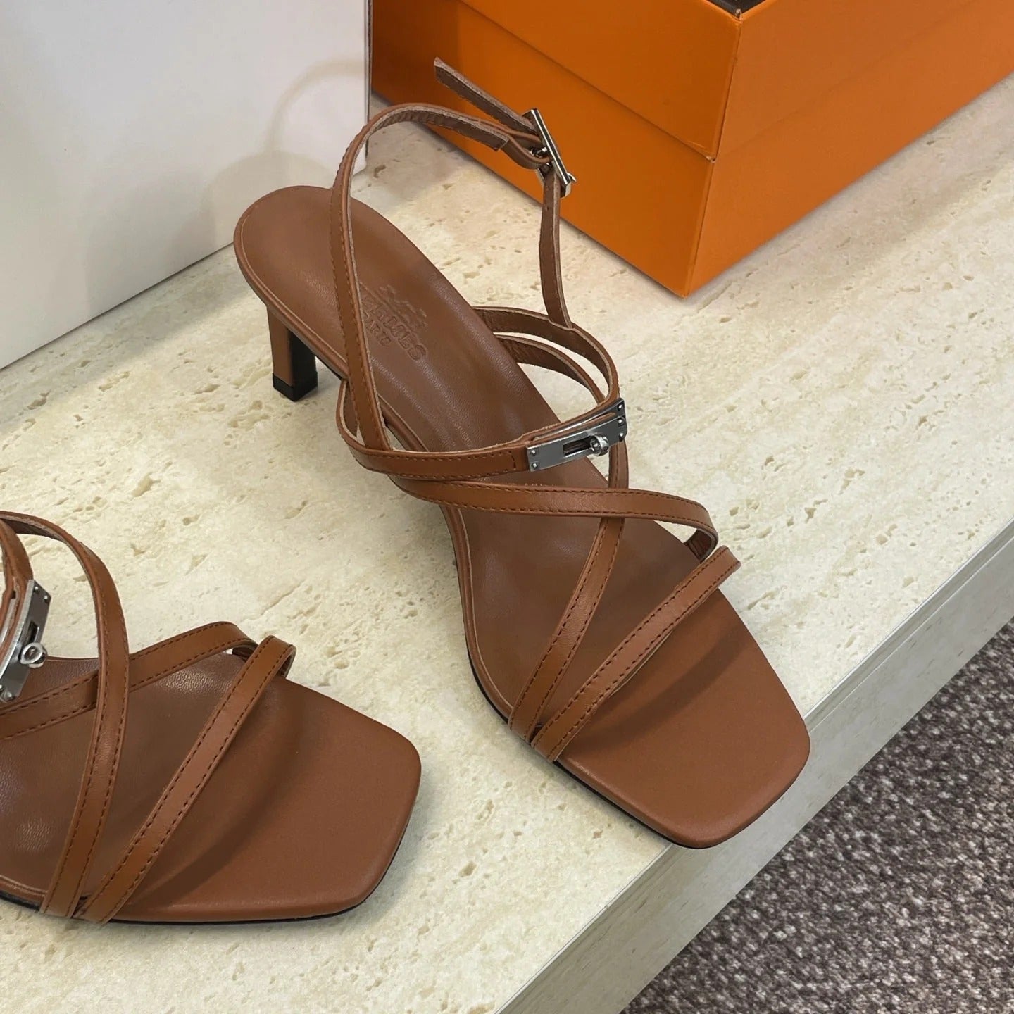 HM 26ss Kelly Sliver Buckle Sandals 65 Brown Calfskin 607165