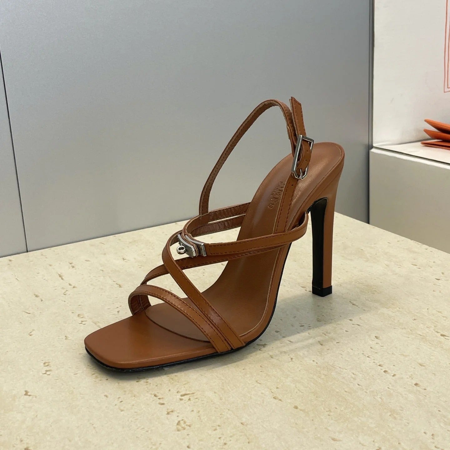 HM 26ss Kelly Sliver Buckle Sandals 95 Brown Calfskin 607166