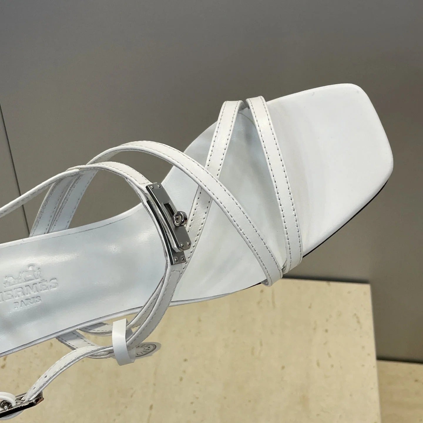 HM 26ss Kelly Sliver Buckle Sandals 40 White Calfskin 607167