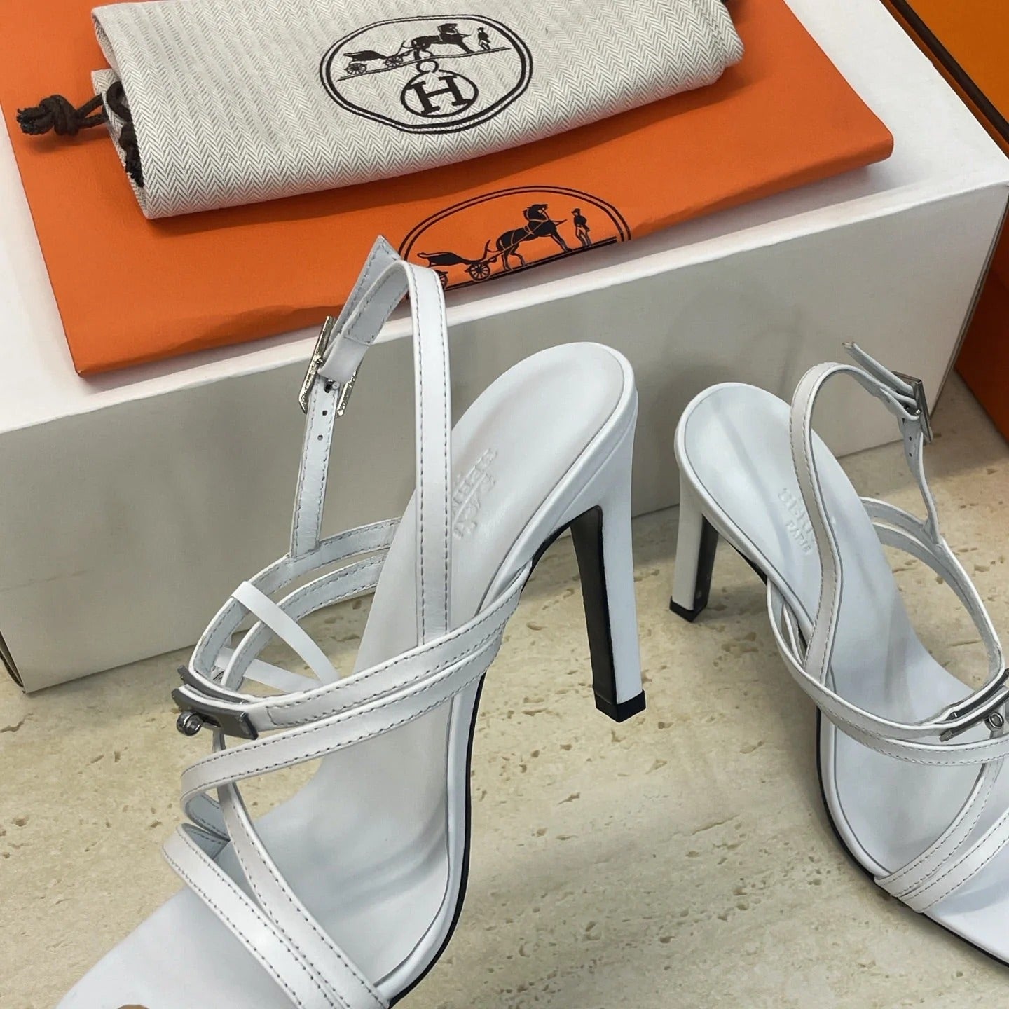 HM 26ss Kelly Sliver Buckle Sandals 95 White Calfskin 607169