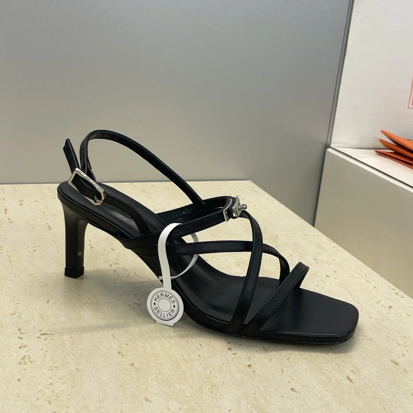 HM 26ss Kelly Sliver Buckle Sandals 65 Black Calfskin 607171