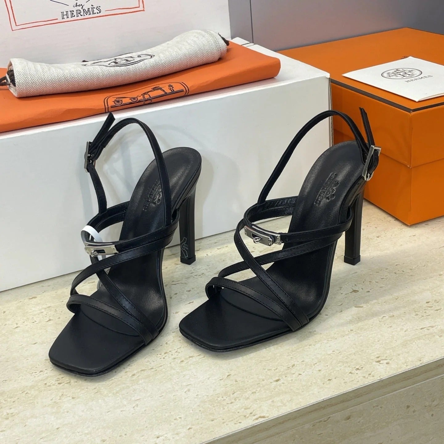 HM 26ss Kelly Sliver Buckle Sandals 95 Black Calfskin 607172