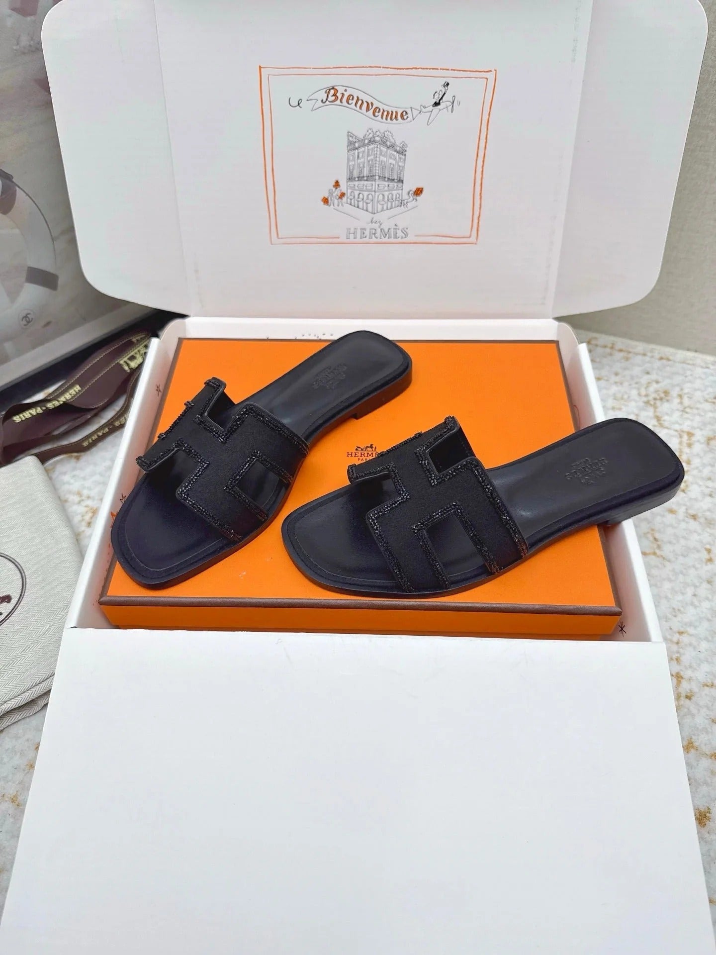 HM 26ss Oran Sandals Black Sheepskin Rhinestone 625231