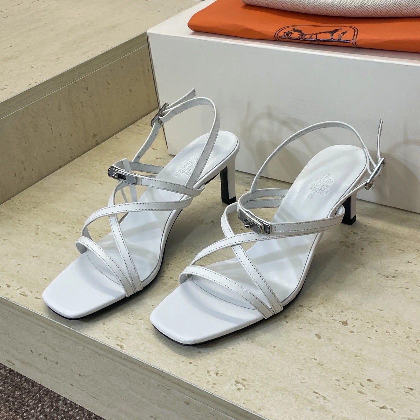 HM 26ss Kelly Sliver Buckle Sandals 65 White Calfskin 607168