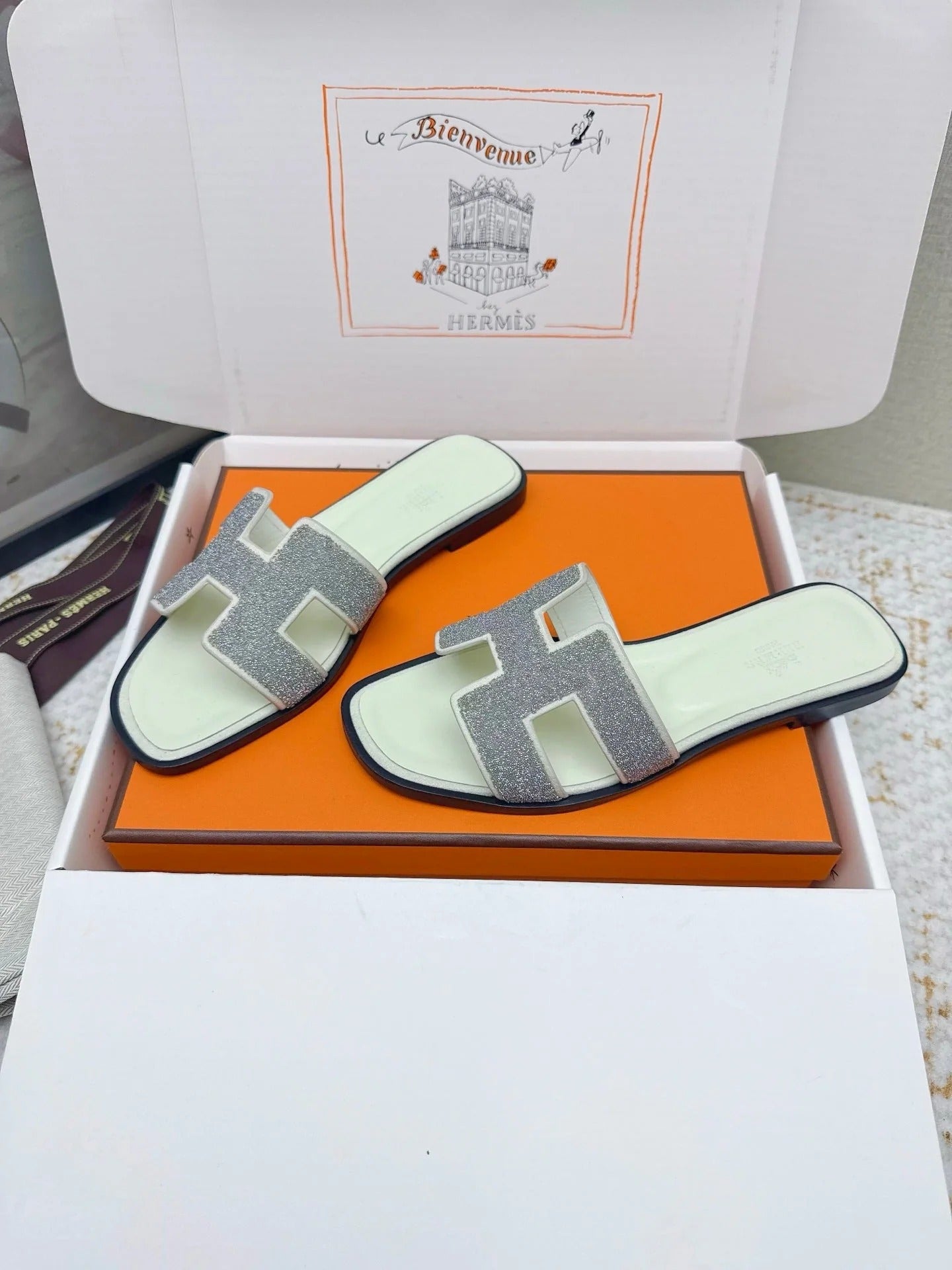 HM 26ss Oran Sandals Cream Gray Rhinestone Cowhide 625262