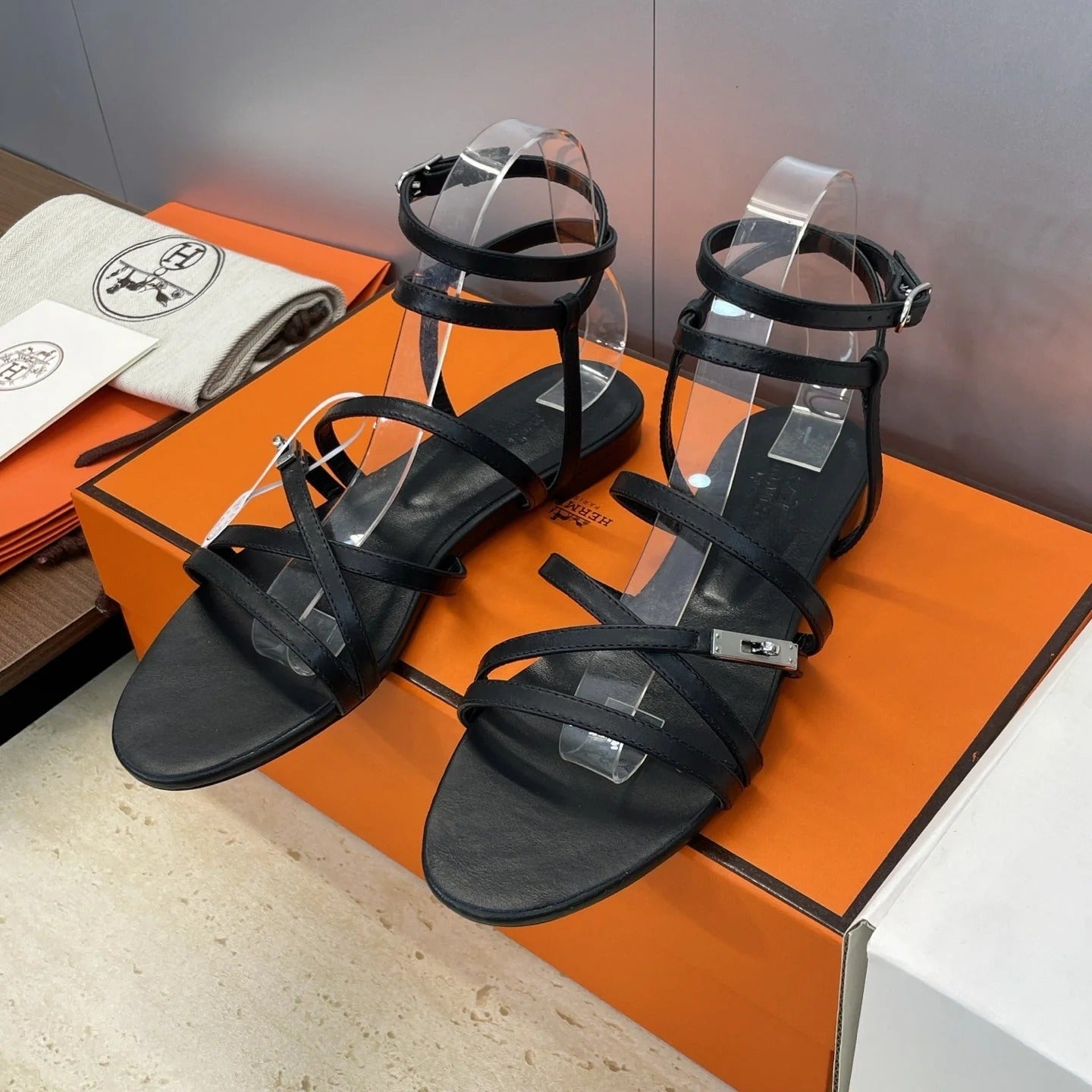 HM 26ss Kelly Sliver Buckle Sandals Black Calfskin 607161