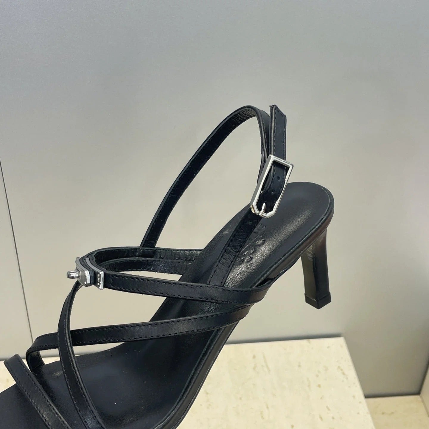 HM 26ss Kelly Sliver Buckle Sandals 65 Black Calfskin 607171
