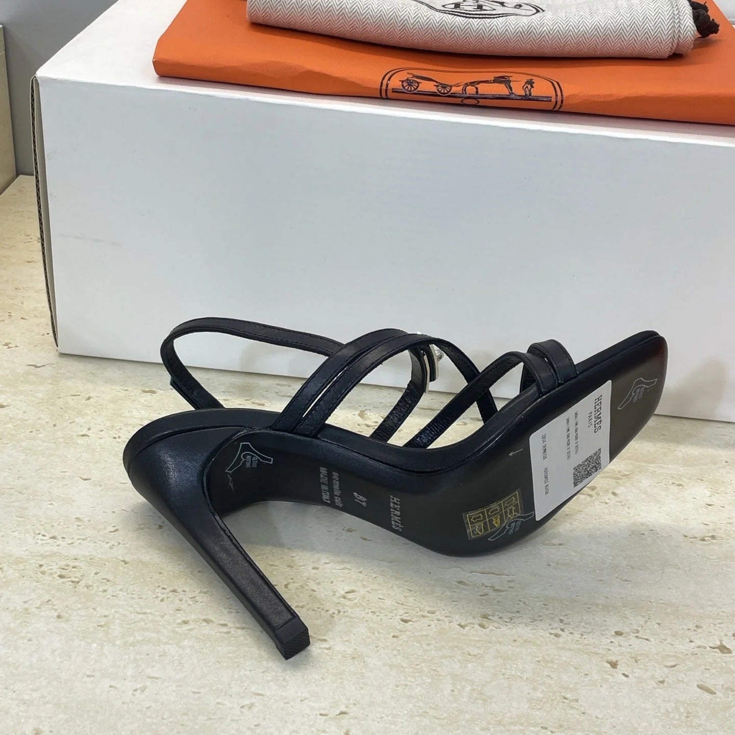 HM 26ss Kelly Sliver Buckle Sandals 95 Black Calfskin 607172