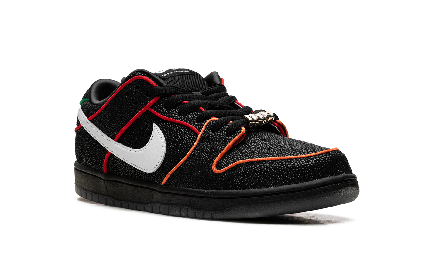 SB Dunk Low "Bronx Girls Skate" HV1664 001