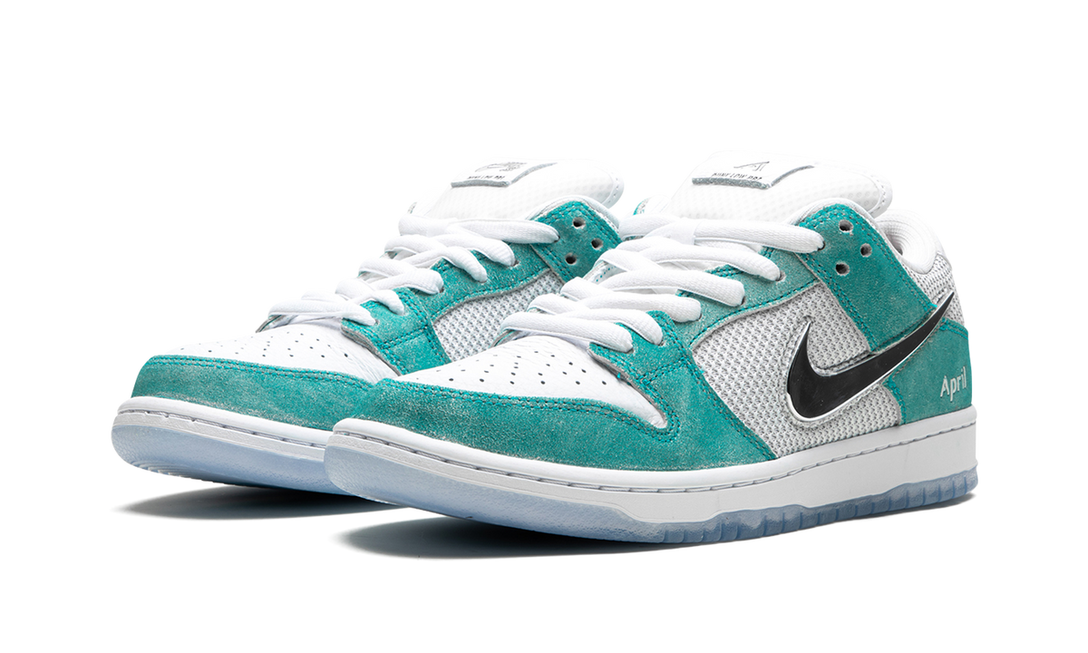 SB Dunk Low Pro QS "April Skateboards" FD2562 400